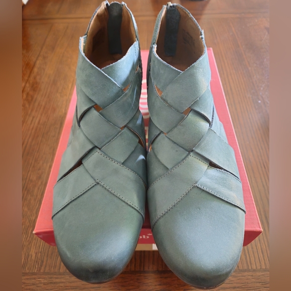Cobb Hill Pale Blue Webbed Bootie 9 Wide - Picture 7 of 8